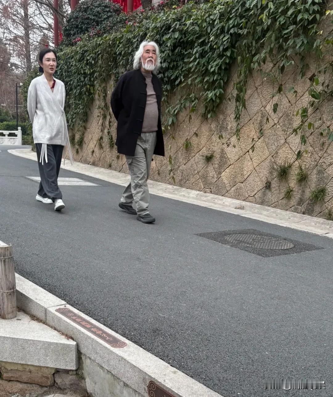 导演张纪中和夫人杜星霖现身去杭州径山寺的路上，准备去祈福。张导身材高大，身形发