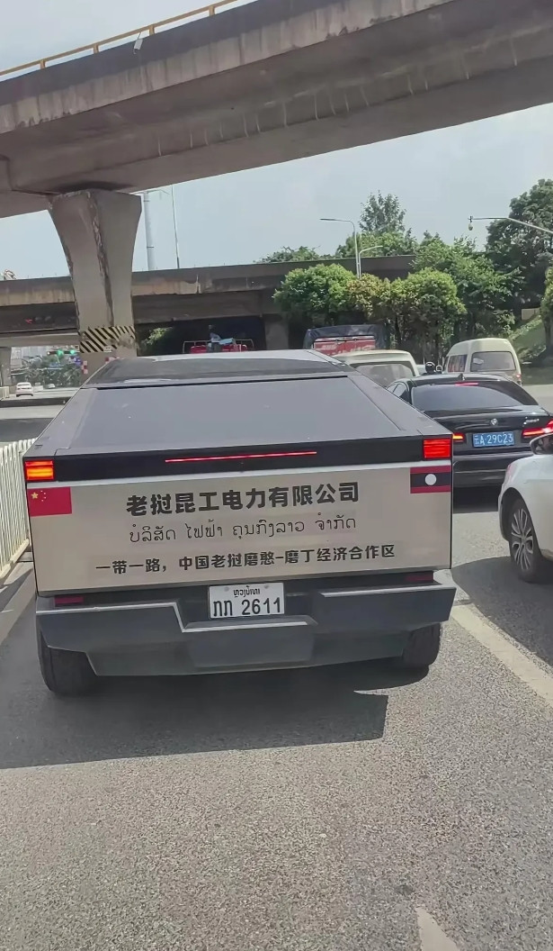 街头上的一幕，惊呆了啊。[大笑][大笑][大笑][大笑]