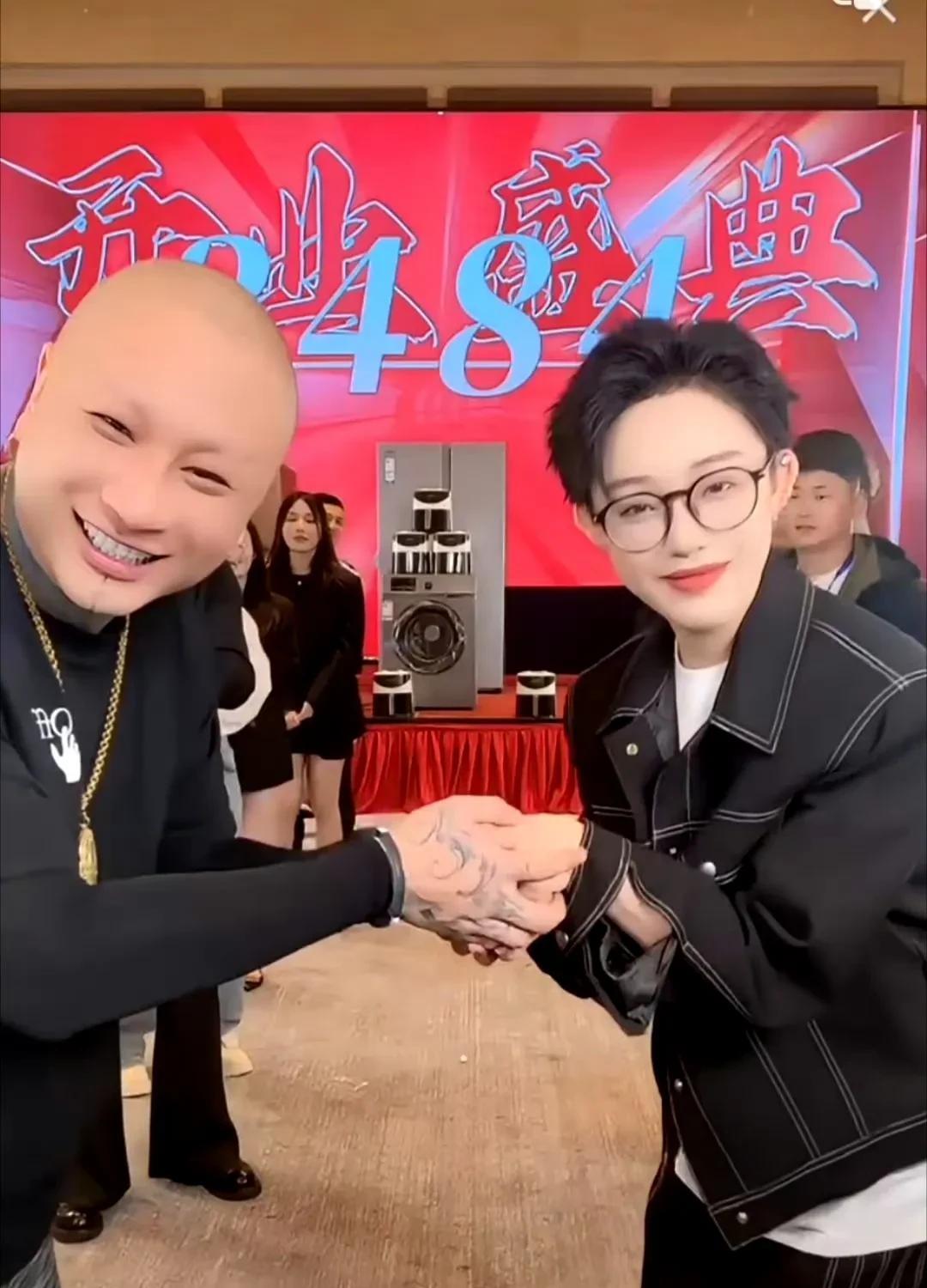 娜美聊参加仙洋开业，我必须为了他把场子撑好！你们觉得我在那团播闪闪发光，很有魅