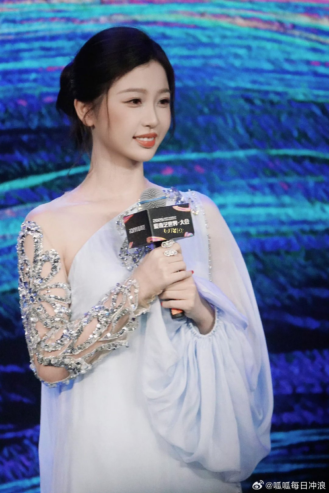 爱奇艺世界大会，虞书欣和白鹿饭拍，来看美女🙌​​​