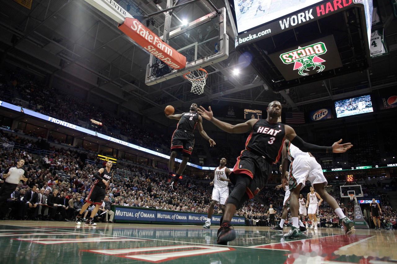 2月16日近日，韦德在自己的自媒体频道谈到了扣篮。他说：“当你和詹姆斯这样的人一