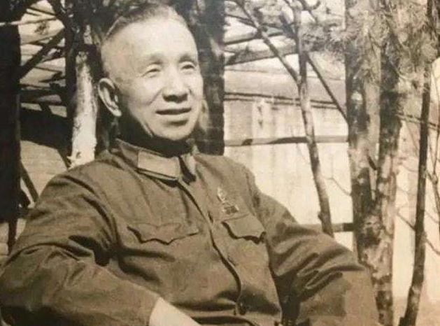 1984年2月5日，开国大将粟裕因病去世，妻子楚青带着丈夫的骨灰来到了南京。粟