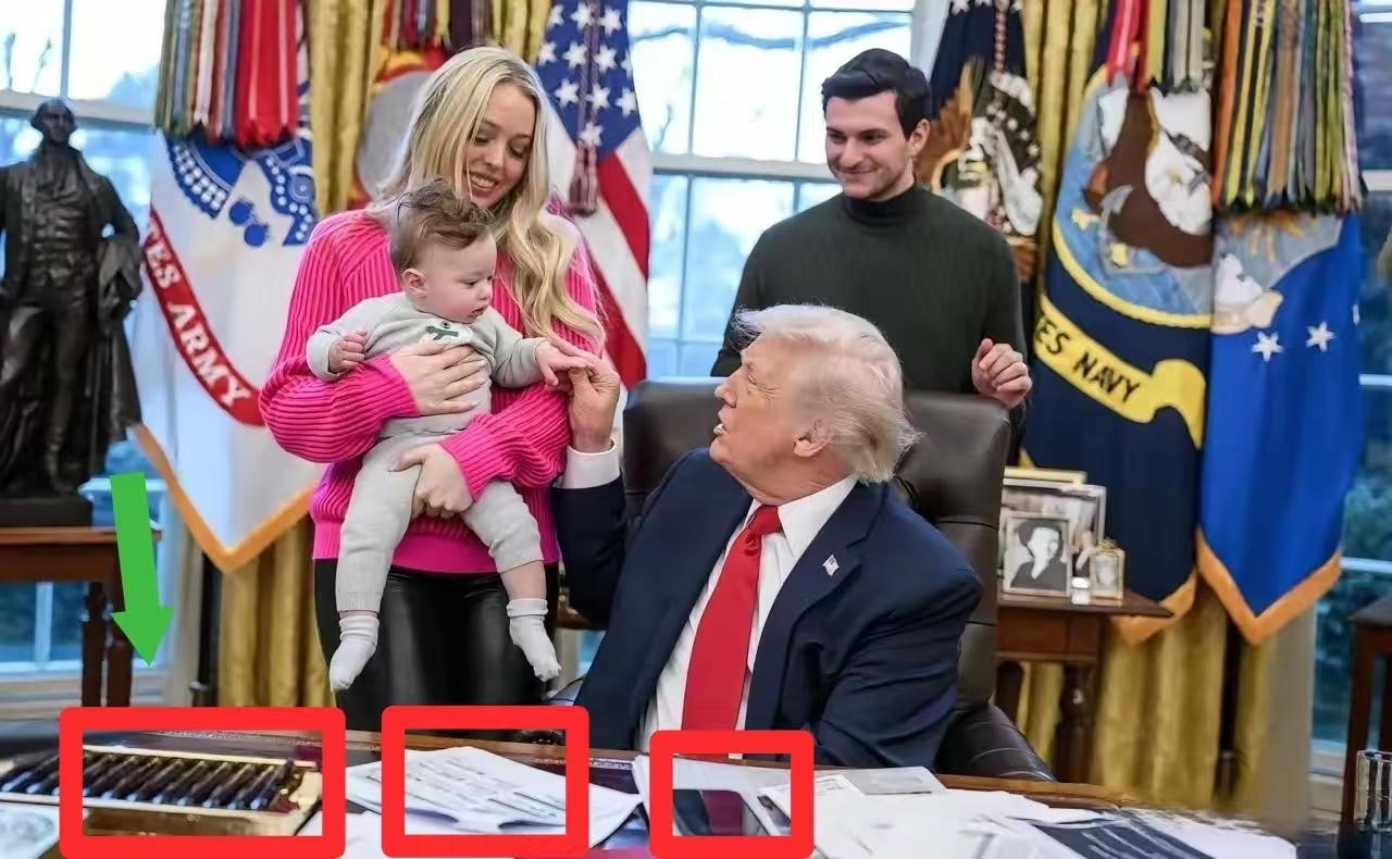 特朗普在办公室会见他的儿子和儿媳，这倒没什么，但也让外人看到了特朗普办公桌上的东