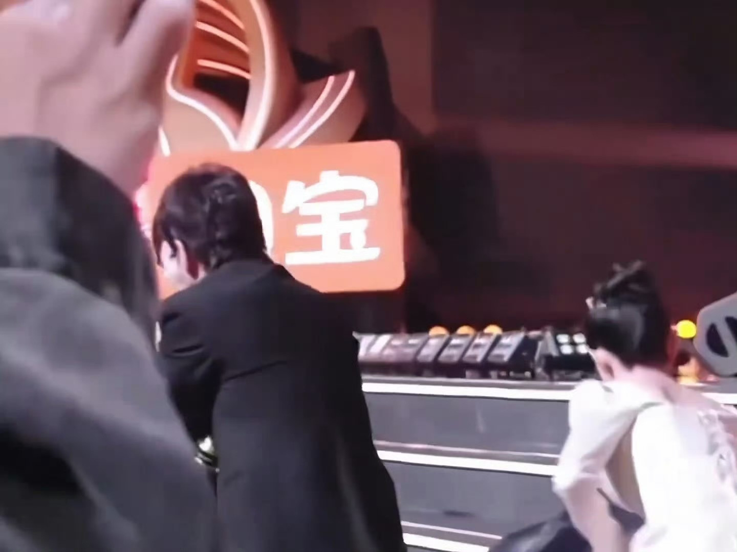 杨幂微博QUEEN这就是肌肉记忆吗？哈哈哈哈太有梗了家人们