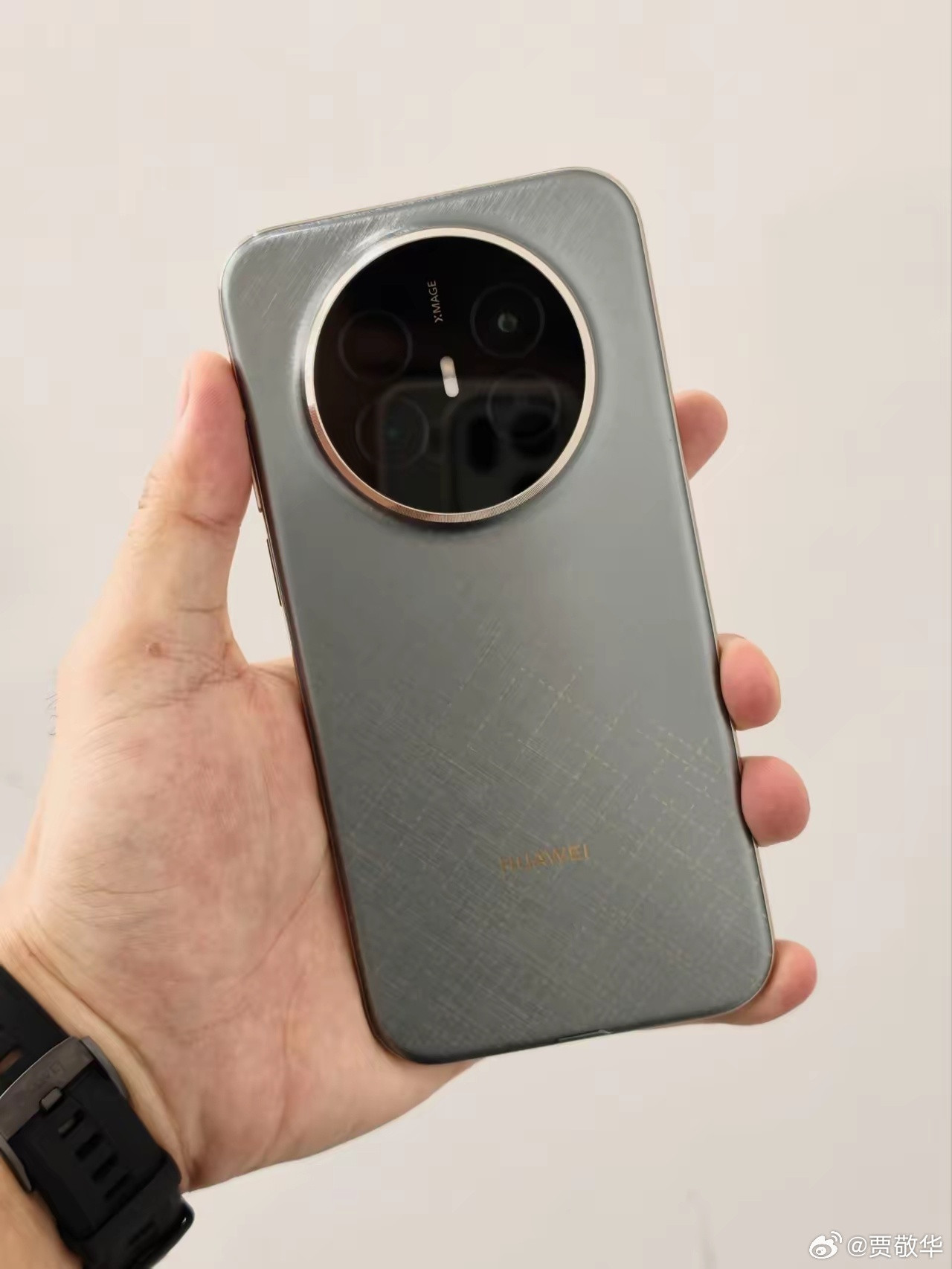 朋友分享的一组手机高清大图，据说是华为Mate70Air，机身真的很轻薄，有S