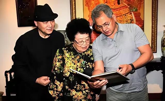陈丽华和俄罗斯原国防部长邵伊古的合影，陈满族祖先就是布里亚特人，绍伊古也是布里亚