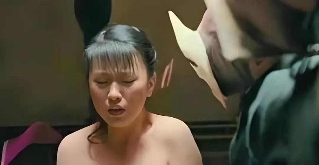 赵铭十年前在《让子弹飞》里裹着红布蒙面出场30秒，没名字没台词，却成了全网最熟的