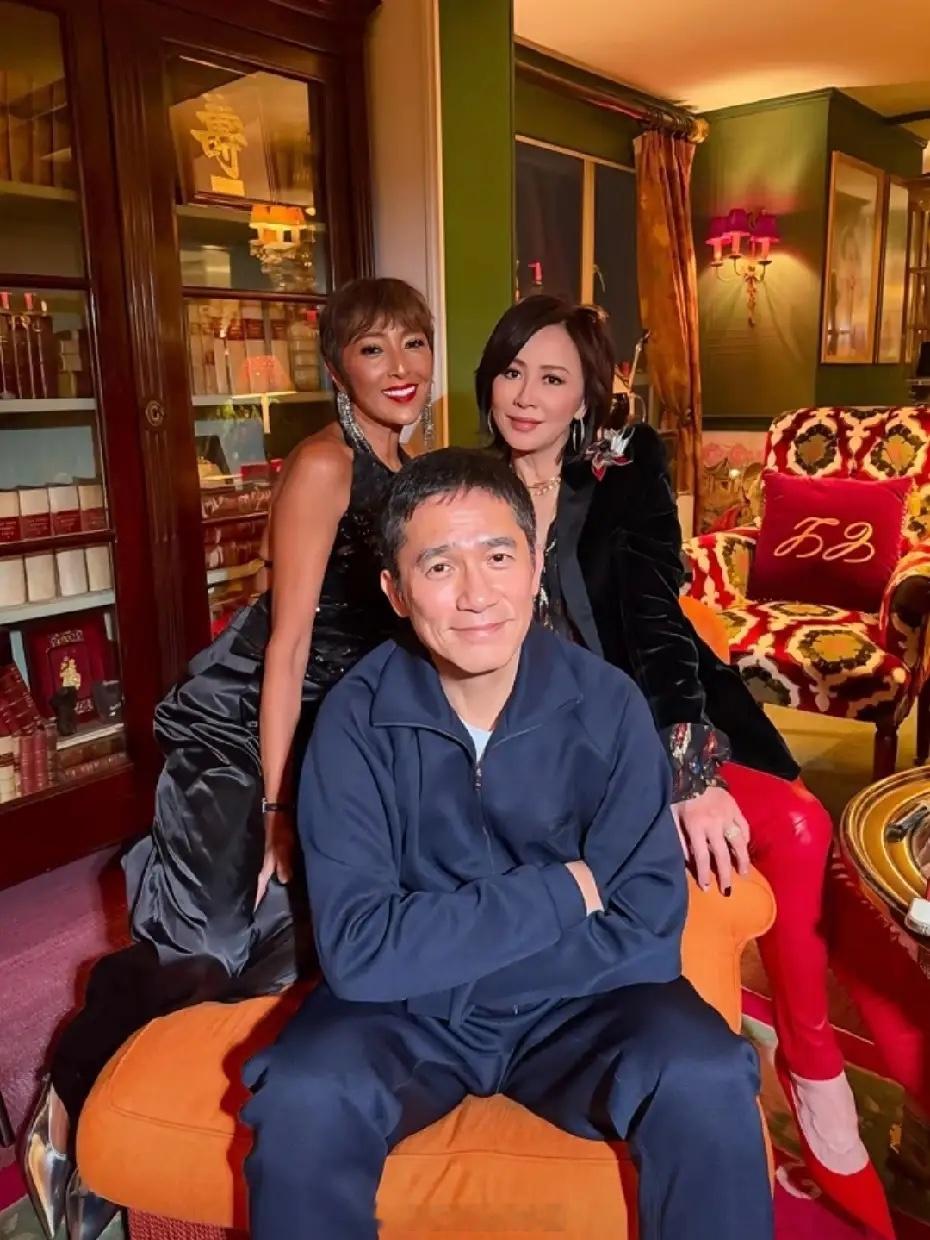 刘嘉玲晒和朋友一起跨年，梁朝伟戴着新年眼镜，还蛮可爱的！难得看到他这开朗，他和刘