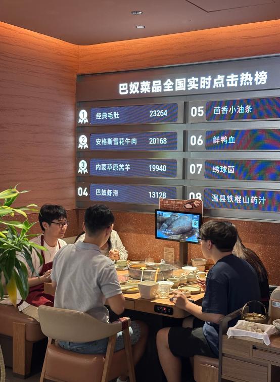 香港人在深圳排队2小时吃火锅巴奴等位区像小型口岸休息室，行李箱、粤语、普通话齐聚