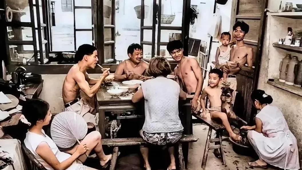凭我多年见过、接触过的各地人的长相分析，照片中左侧两个男人，具有非常典型的江苏人