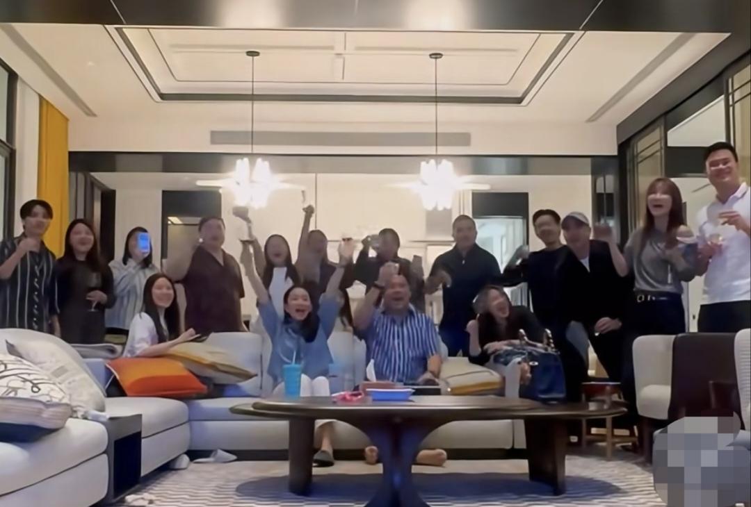 佩通坦2026年1月1日过得既开心又简约啊！不愧是泰国前总理，朋友真多！佩通坦夫