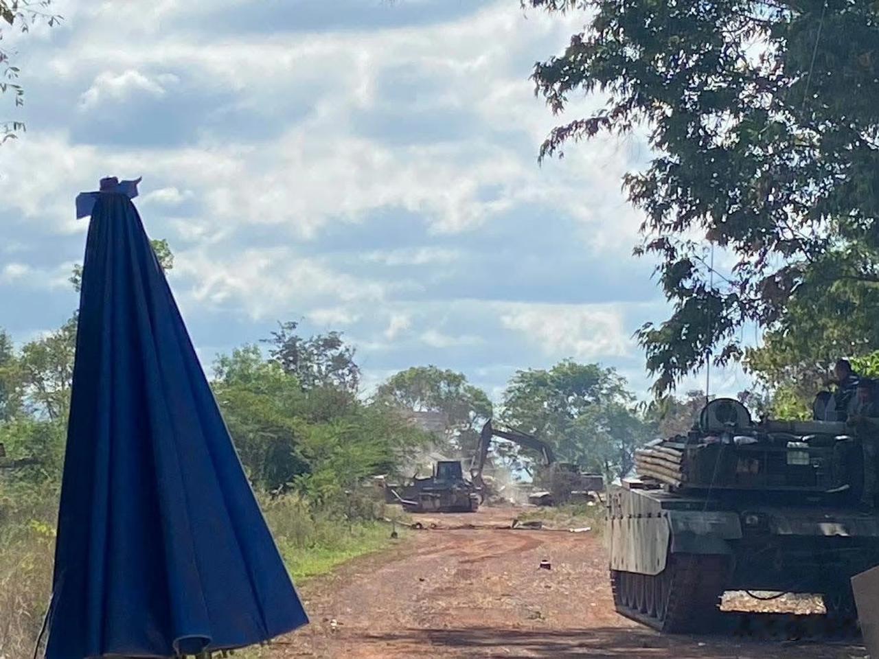 坏了，给泰国人学到真东西了：竹子和木头装甲。