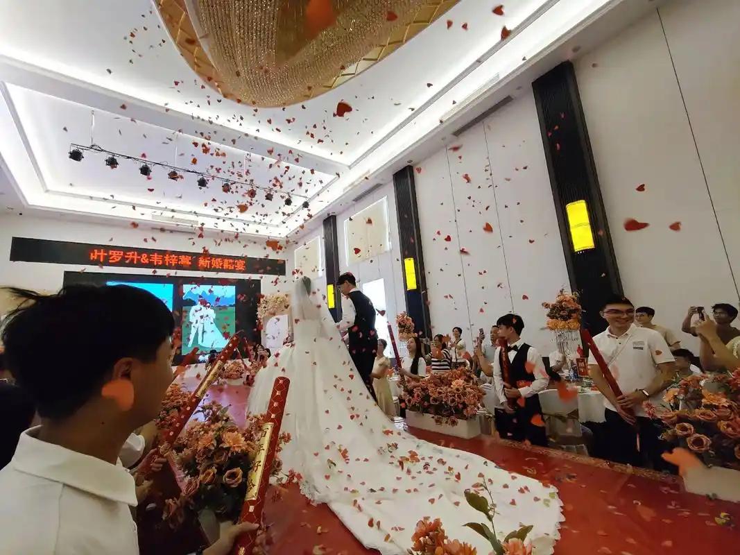 “倒大霉！”四川广安，一对新人正在举行婚礼，仪式马上要开始，酒店正门门厅突然整体