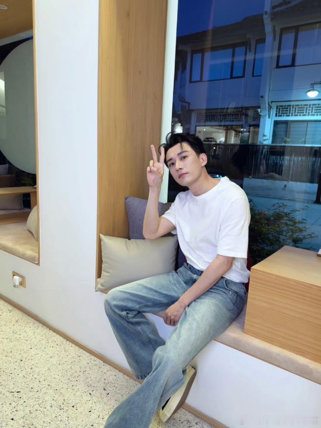 刘学义白T牛仔随拍，瘦了好多🤧🤧​​​