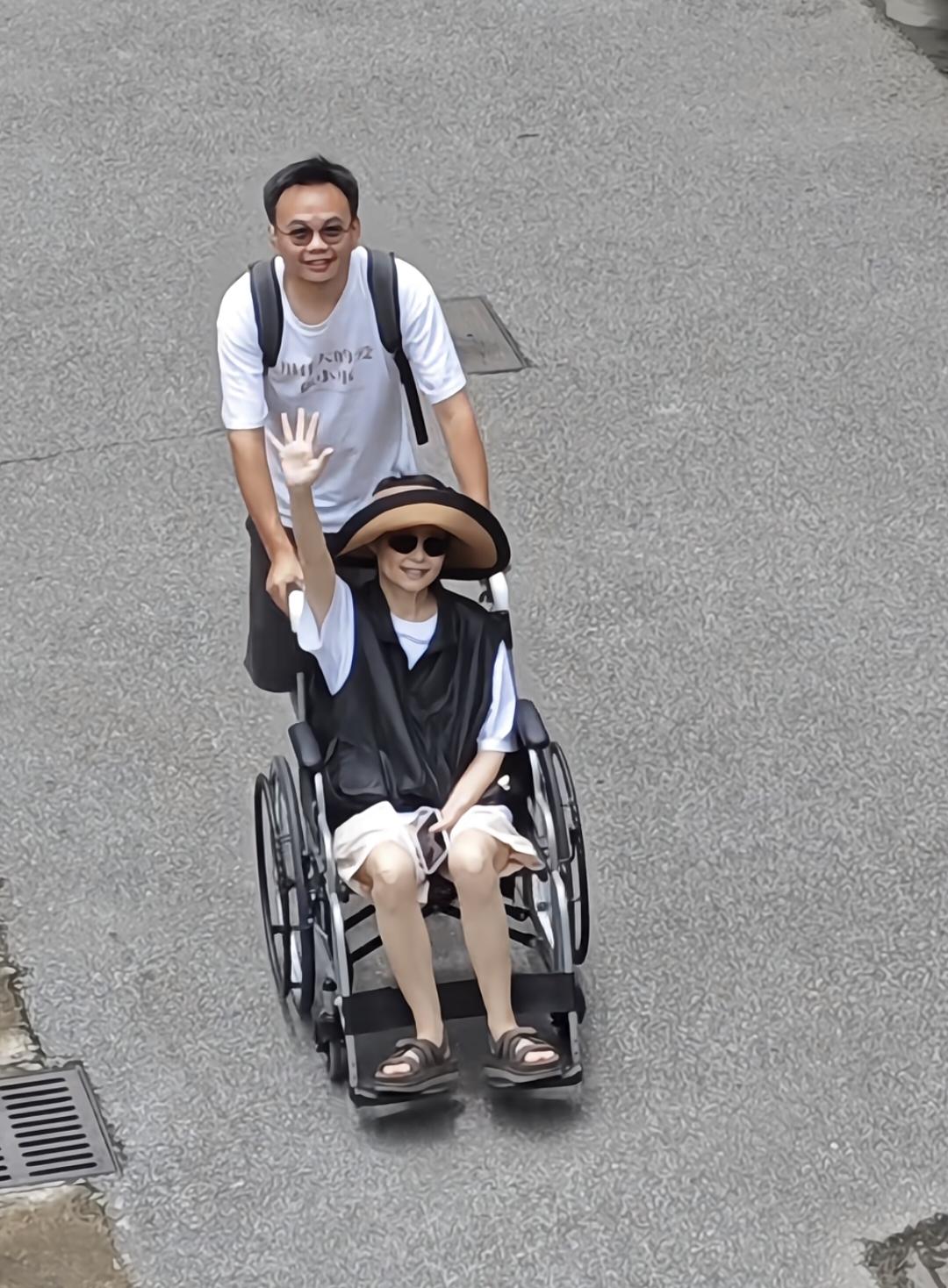 54岁袁立在治疗出院之后首度露面，她坐在轮椅上，身形消瘦，脸色苍白，状态并不是很