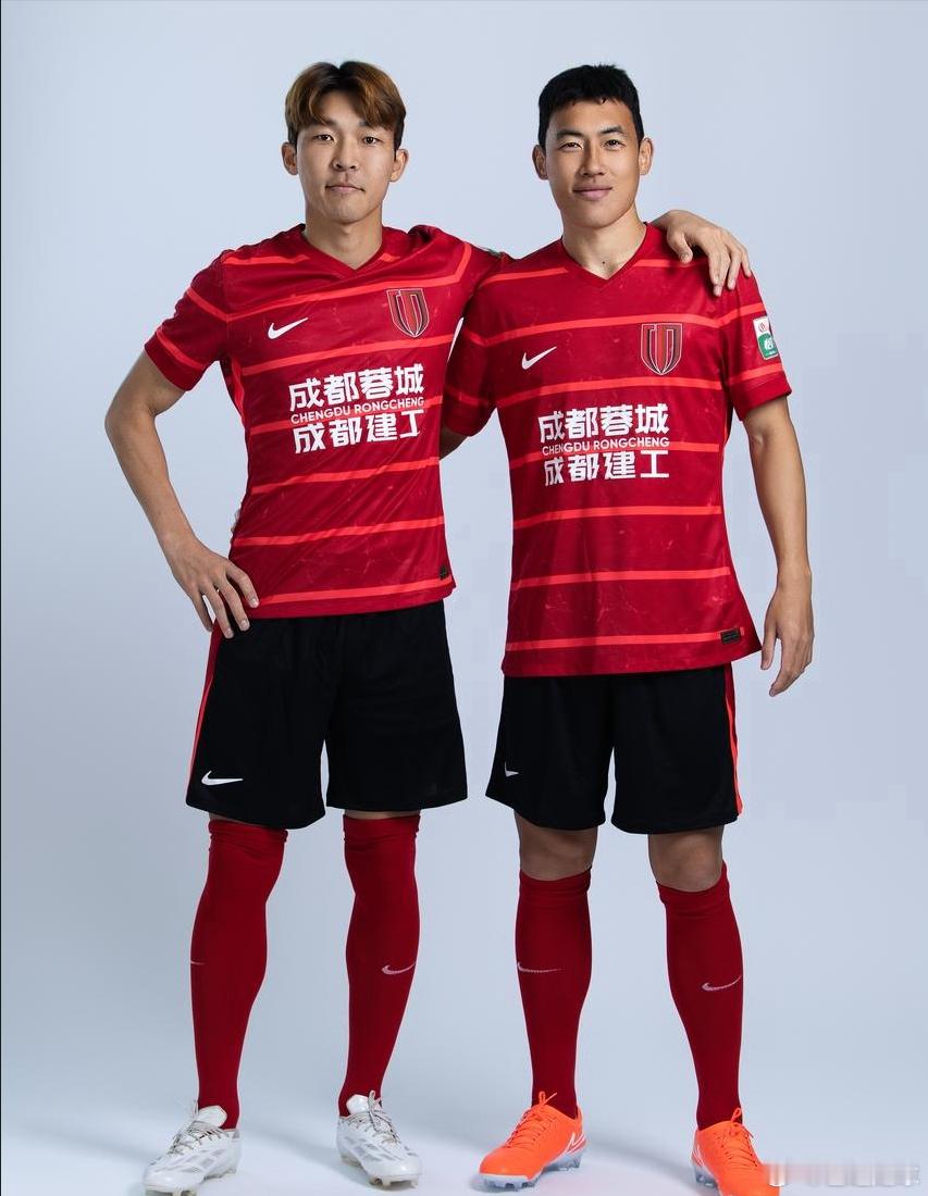 “元帅组合”再次分开……申花官宣杨帅加盟，有蒋圣龙和朱辰杰在，他仍然只能打替补。