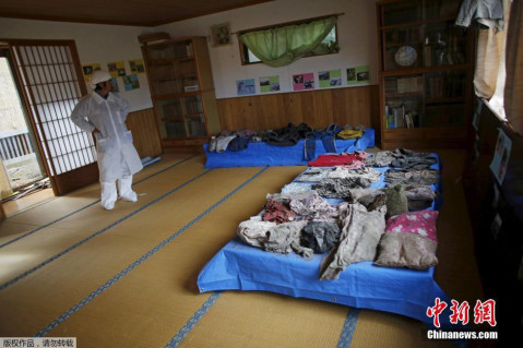 当地时间2月13日,日本福岛,记者测量福岛第一核电站禁区内辐射指数为