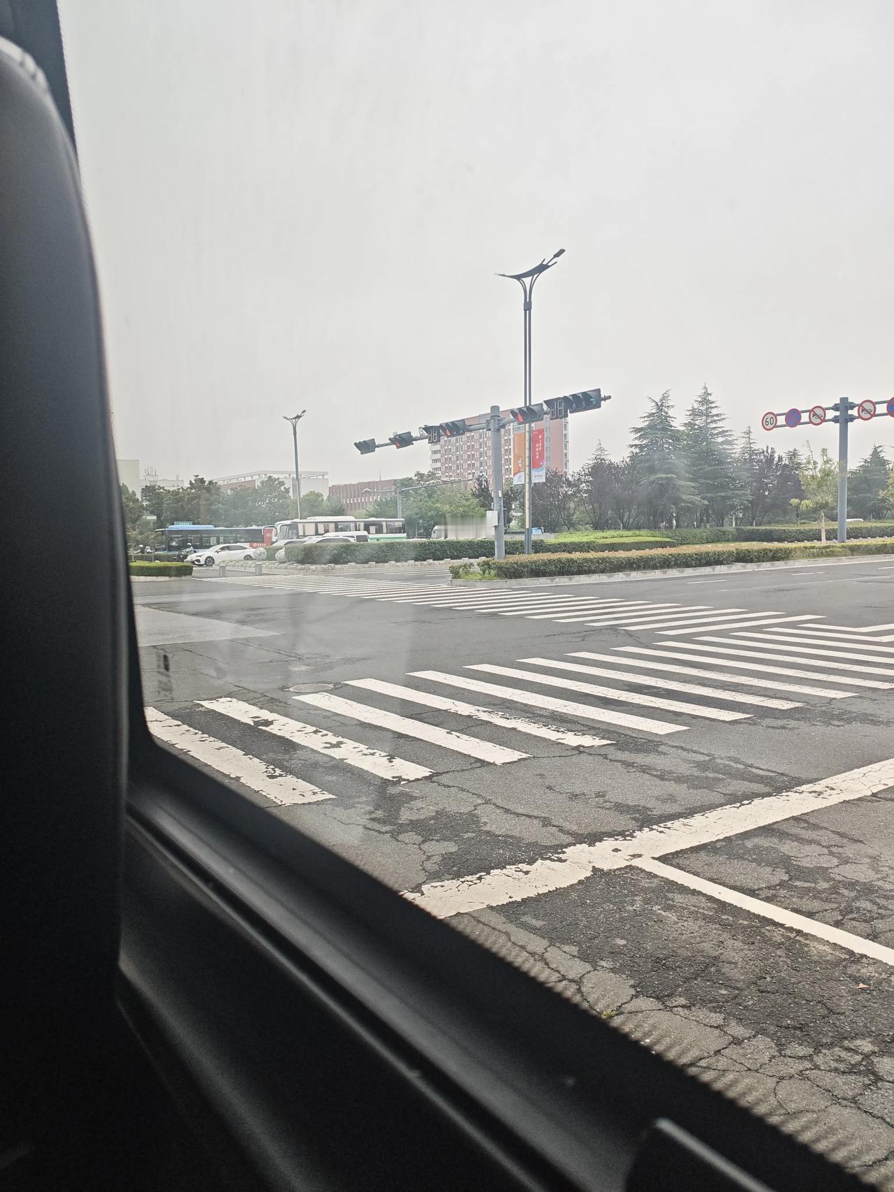 出发了，一周后再回来，今天苏北有大雨，现在是7:42,天阴沉沉的，不见阳光，昨晚