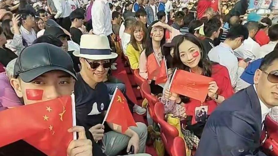 辛柏青参加观礼后，脸上终于笑了，好几个月了，是时候走出来了！[墨镜][墨镜]