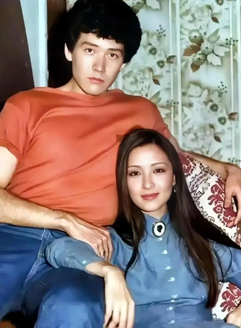 1989年，费翔跟胡因梦，一张罕见的合影，照片中的两人，可谓是郎才女貌。费翔气