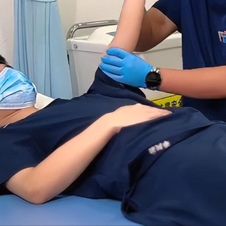 偏瘫早期：做好这3个动作，上肢恢复少走弯路许多家属在辅助偏瘫家人康复时，面对上