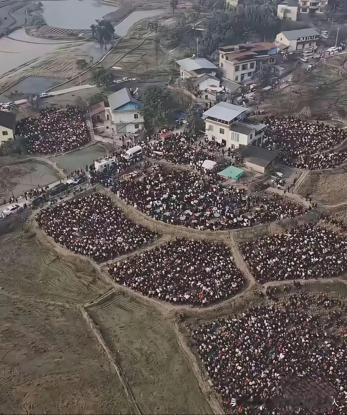 有网友帮合川文旅算了笔账：一桌刨猪饭200块，一天就能入账2万。一桌坐8到10