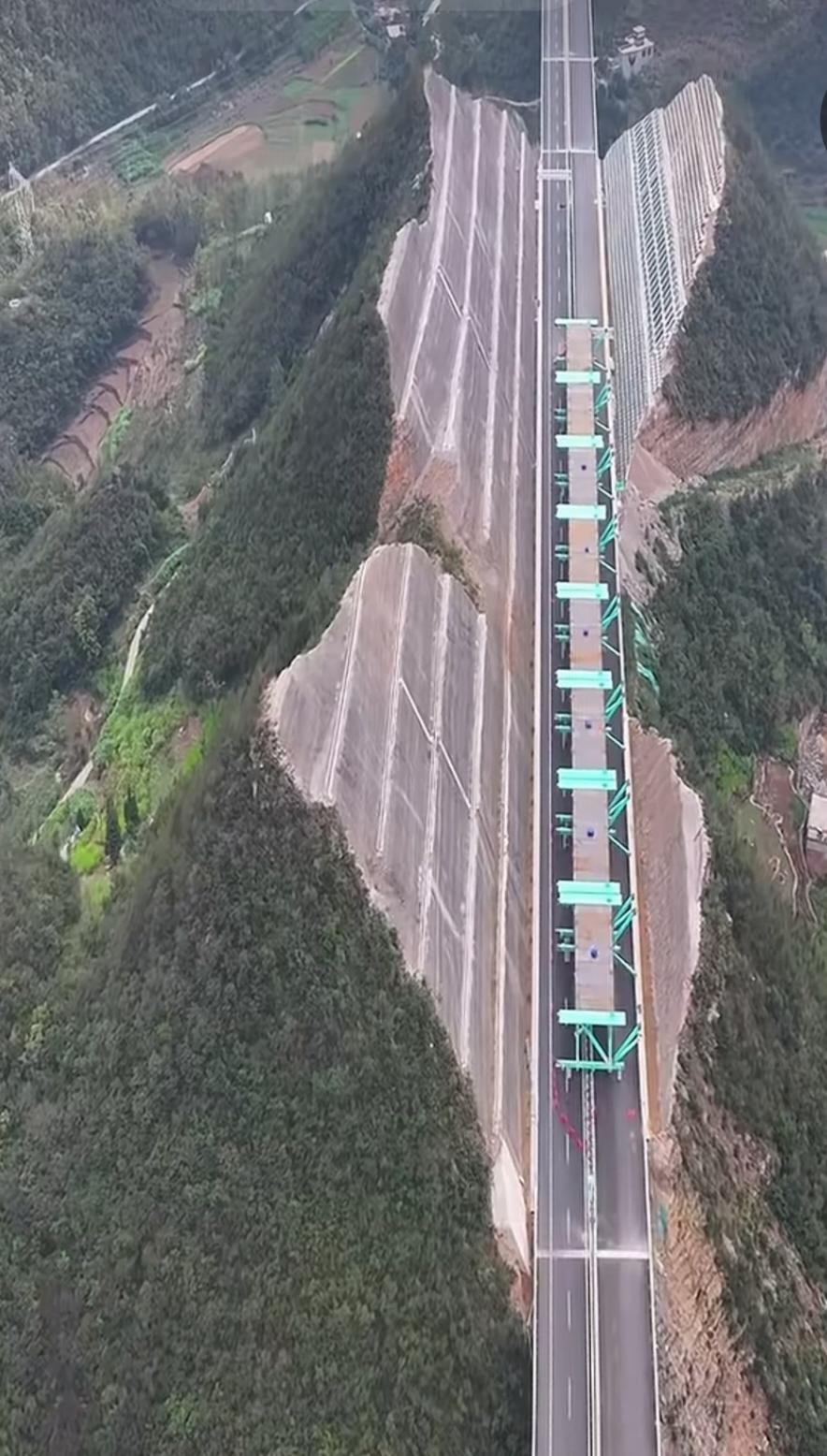 看到这段视频我沉默了。脑海中蹦出四个字，天堑变通途。这不就是传说中的挟泰山以超北