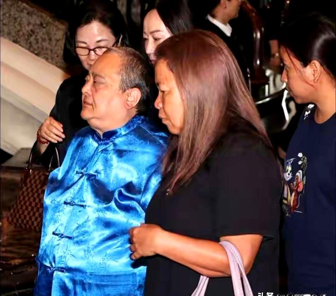 原本网上还有人猜，大房黎婉华的子女大概率不会去参加何超遐的追思会，结果这回真被打
