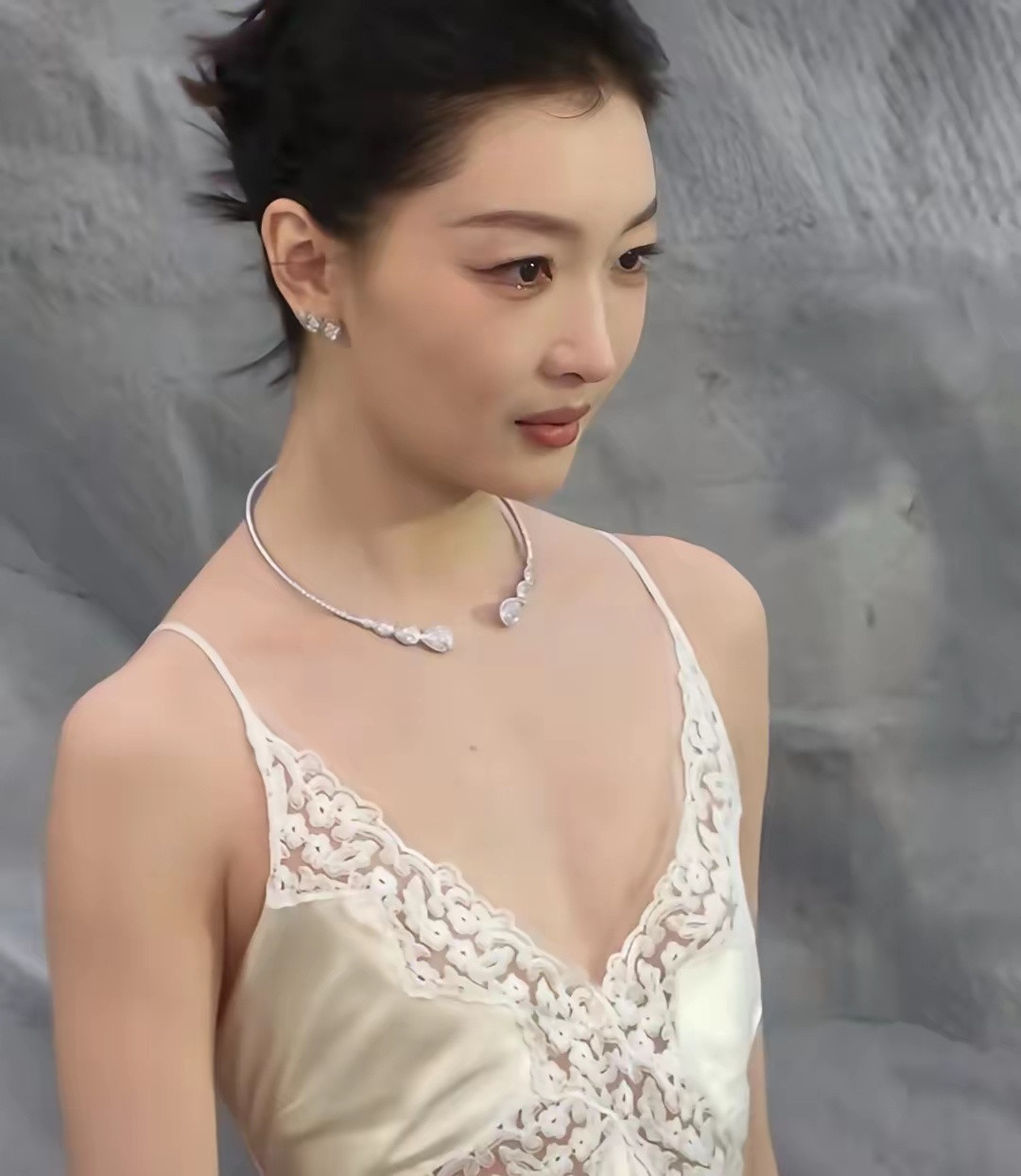 周冬雨穿着睡衣周游世界。