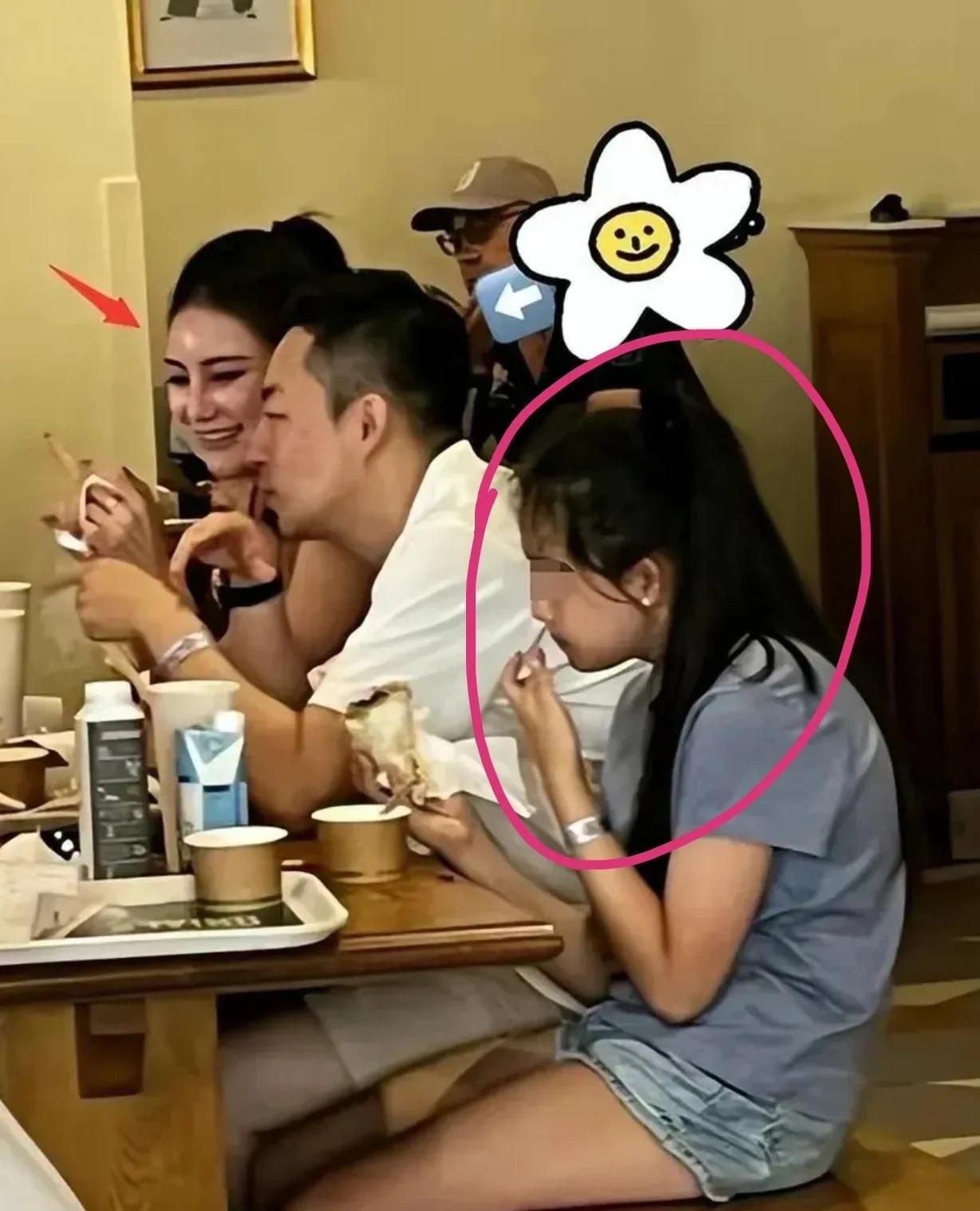 你记得大S当年多嚣张吧，现在她女儿脚上那双鞋磨得毛边都出来了。那个为美容敢动刀