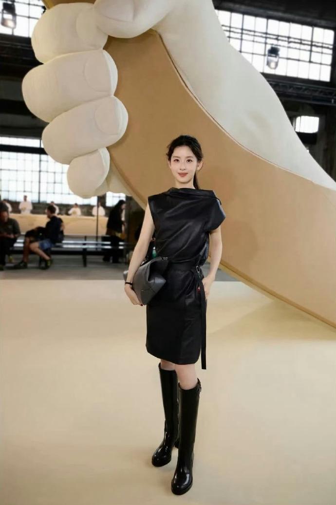 最近章泽天现身巴黎时装周，她这次穿了一件黑色的皮裙，看上去很有气质。章泽天这