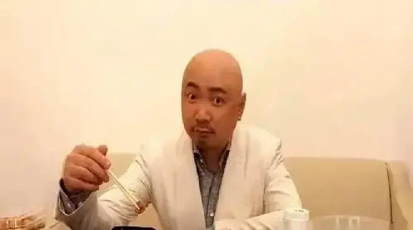 徐峥砸200万开的真尝家牛肉面，从150克牛肉砍到100克，碗还是那只黑碗，肉却