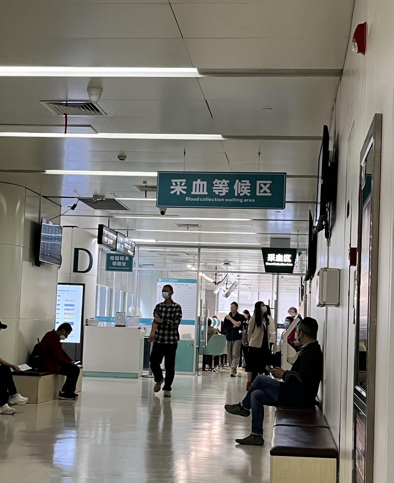 一个咳嗽，进了两次医院。第一次：刚开始喉咙痛，有黄痰微咳，自己吃了糖浆没好，去了