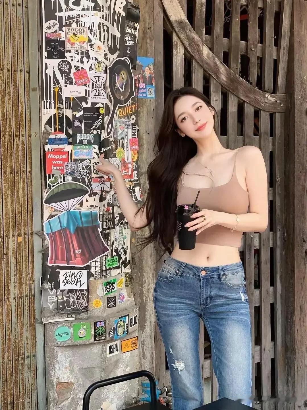 没腿但是有牛仔裤夏日街头的随性穿搭感真的太舒服了，低饱和裸色短款吊带刚好露