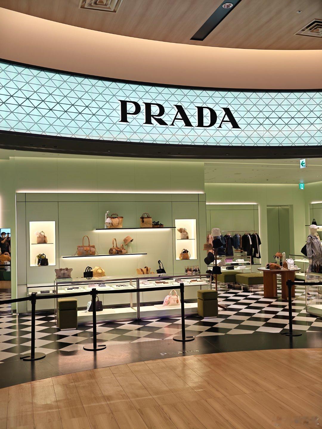 虽然大阪关西机场规模不大，但大牌免税店的品牌级次一点不比东京差，各种化妆品烟酒伴