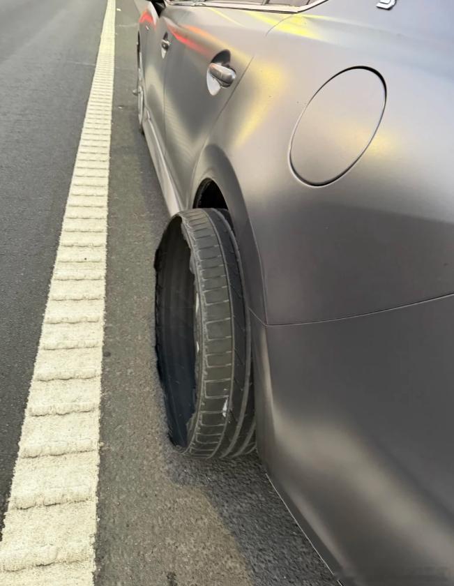 高速爆胎了这是，太危险了！