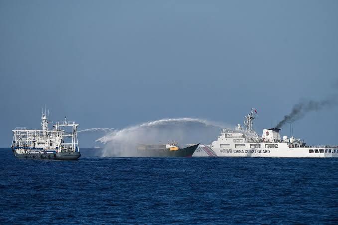 小马科斯的净满意度已经跌入负数区间，国内经济压力越来越大，普通民众面对物价、收入