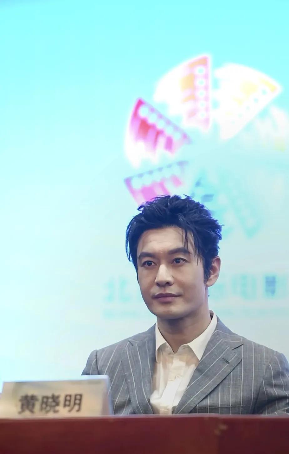 为什么黄晓明的头发让我看着很热很闷的感觉[笑着哭]感觉是这发型设计的不合适，发胶