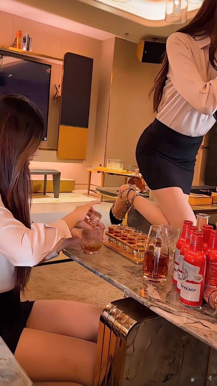 装修豪华大气上档次的练歌房，两位美女👩🏻‍🦰正在一展歌喉，尽情欢唱。职业范