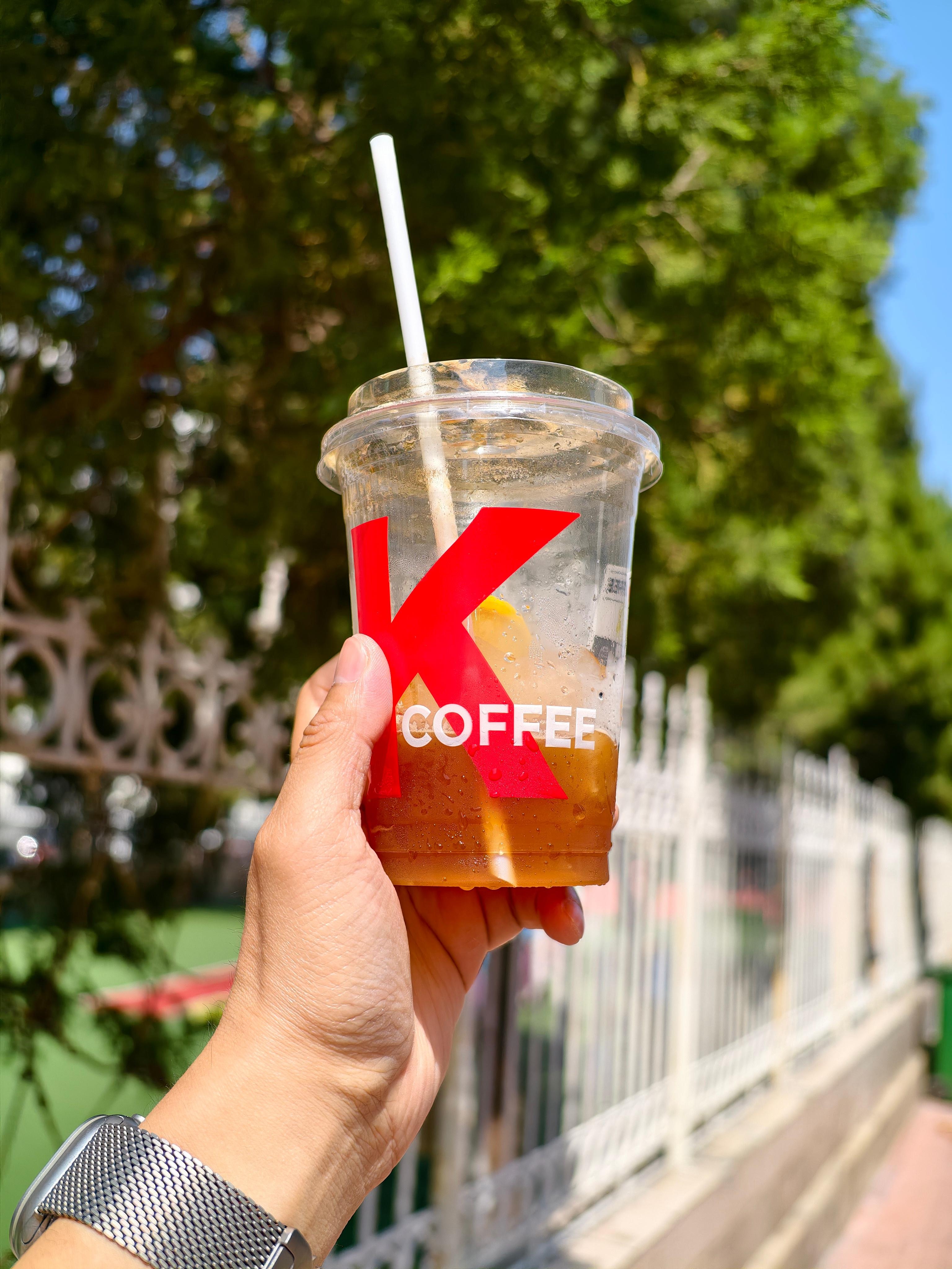 刚路过肯德基买了一杯三柠美式。今天太热了，不喝点冰水不行了。​​​