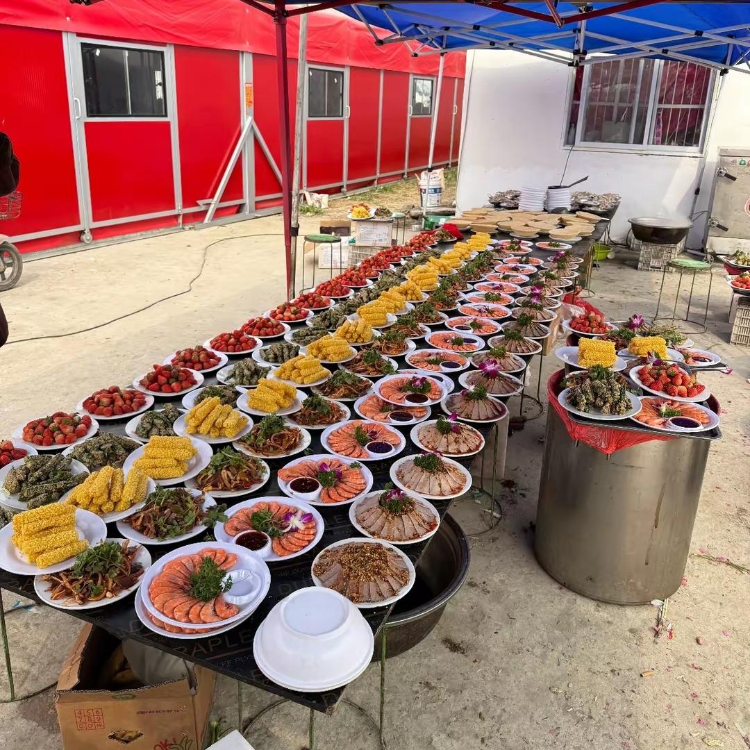 别再看不起回村干活的00后，真正聪明的年轻人，早就把老手艺做成了香饽饽。安