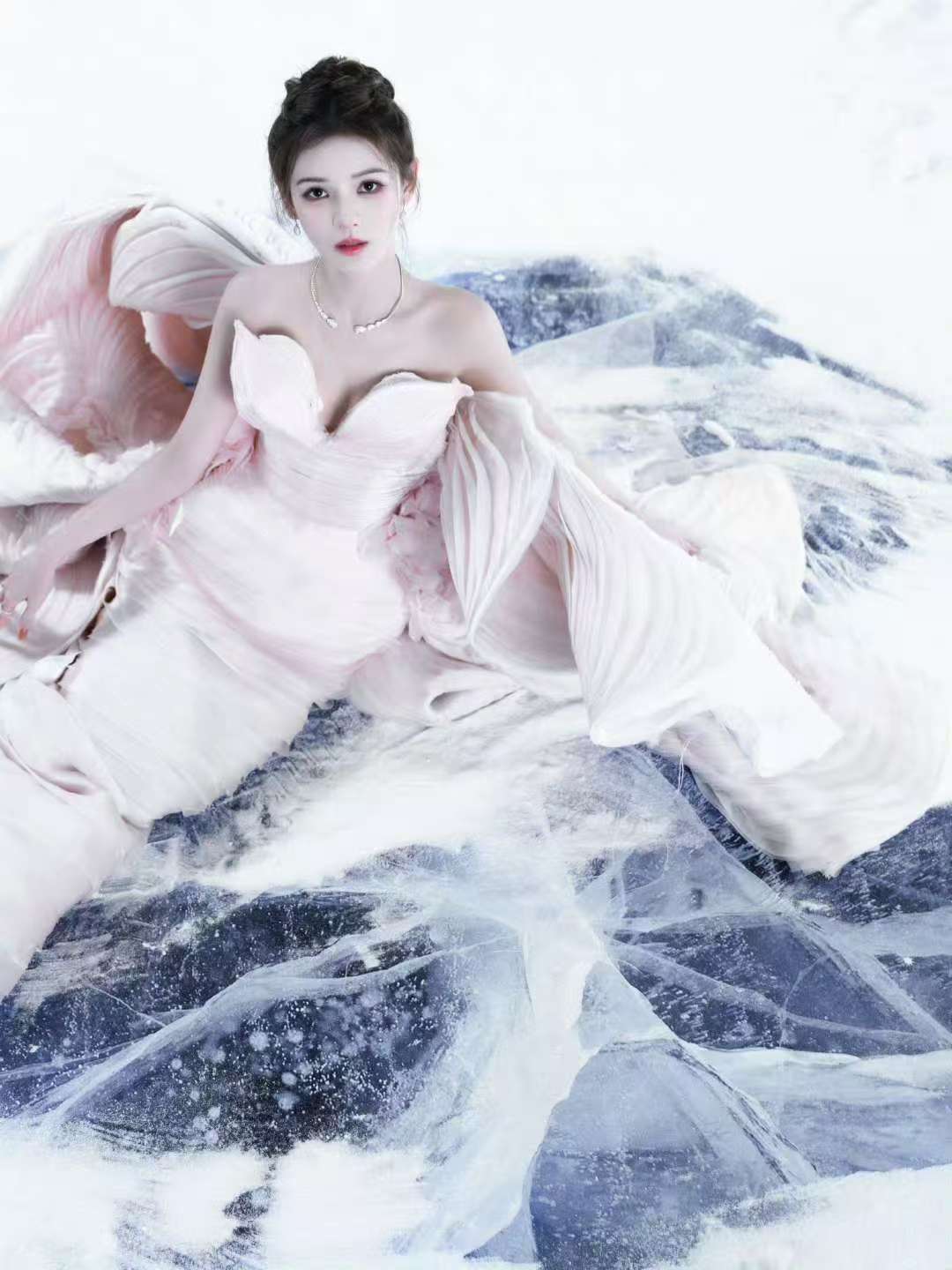 张予曦vogue盛典出图张予曦抹胸粉裙好美的张予曦！粉裙美得很轻松！​​​