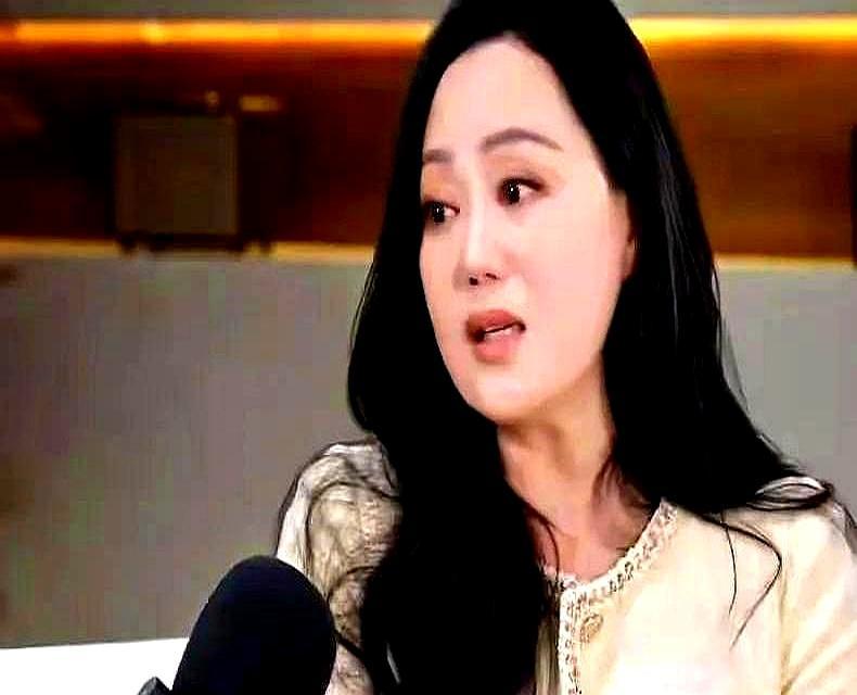 九七风暴把1.5亿债吹成2.5亿，钟镇涛拍拍屁股破产，章小蕙偏不。她蹲在中