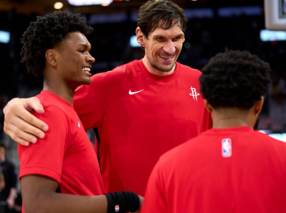 火箭队的阿门·汤普森在和国王队的比赛之前爆出有伤在身，所以这场比赛他没有打。谢泼