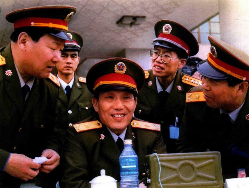 1993年5月，曹刚川到兰州军区视察工作。中间坐着的是曹刚川，当时是副总参谋长，