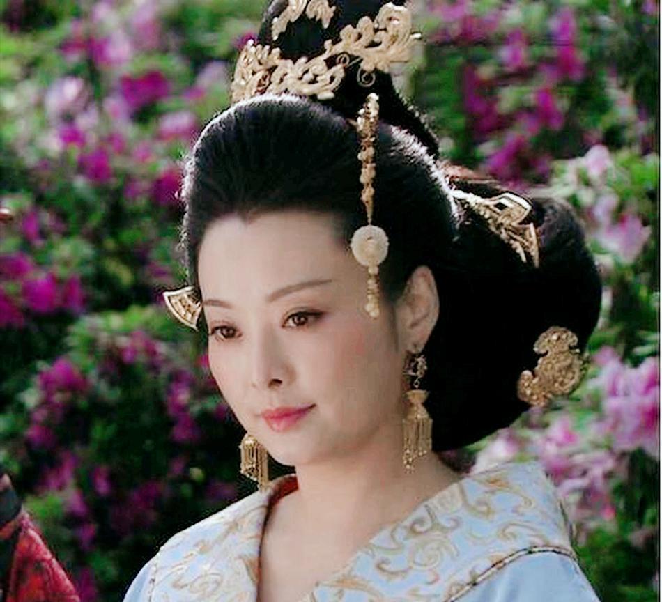 公元前52年，太子刘奭去拜见皇后。皇后准备了五个宫女，让他挑一个侍寝。刘奭无奈，
