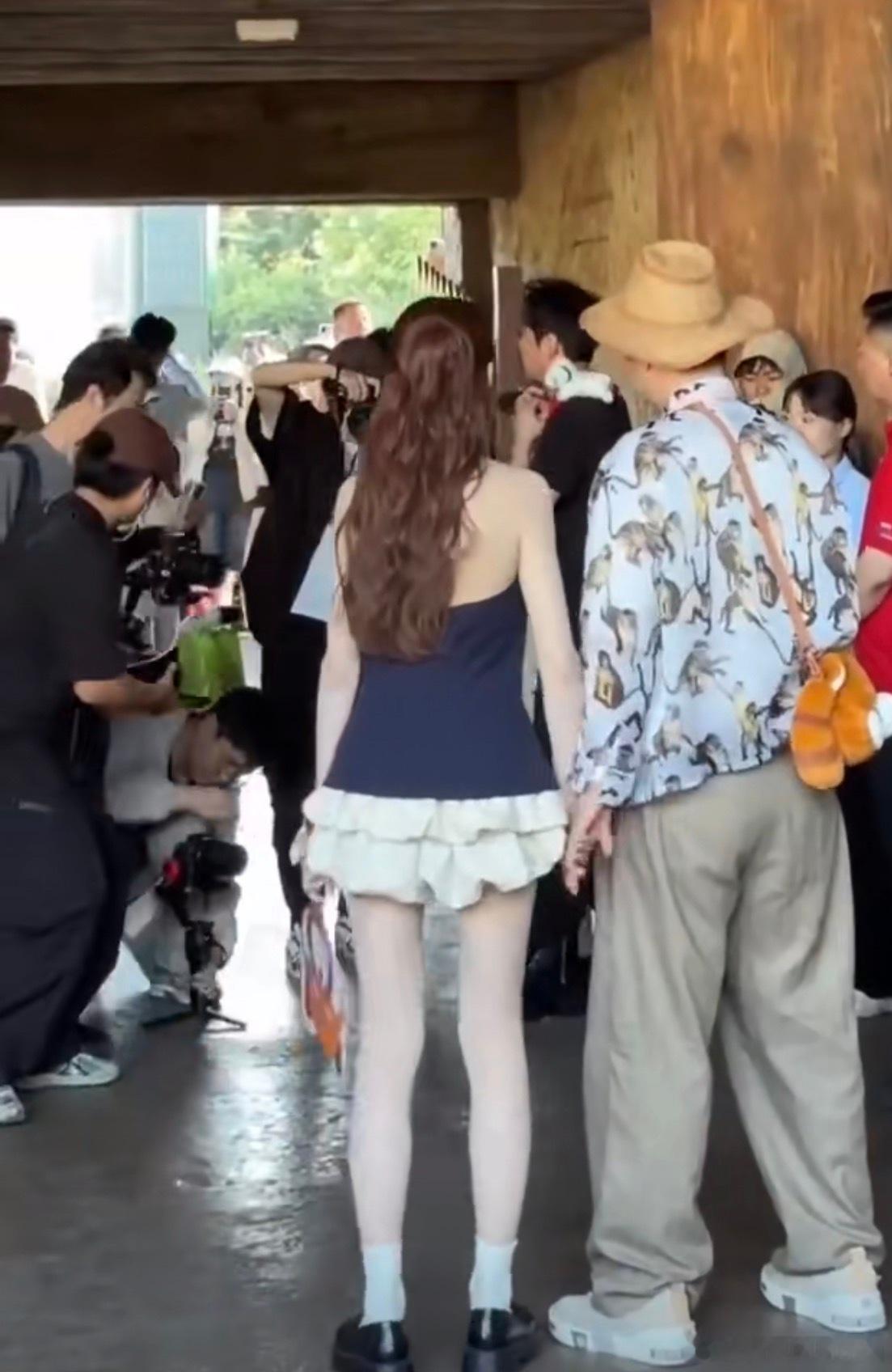 沈梦辰全身涂粉底液沈梦辰之前在美妆节目说自己全身涂粉底液。不仅震惊了何
