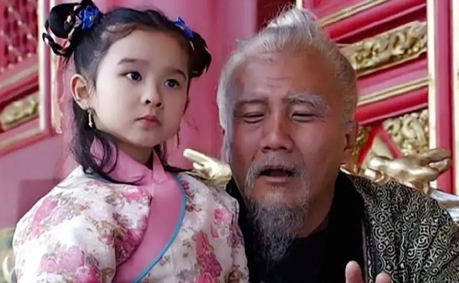 1398年，71岁朱元璋病危，嫔妃张美人领着3岁女儿前来探望，不料刚进门，朱元璋