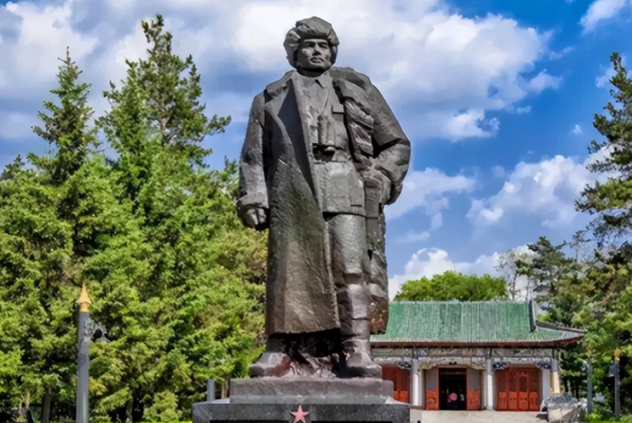 1949年3月11日，河南确山，在四野大军滚滚南下的铁流中，一对兄妹站在路口，拿