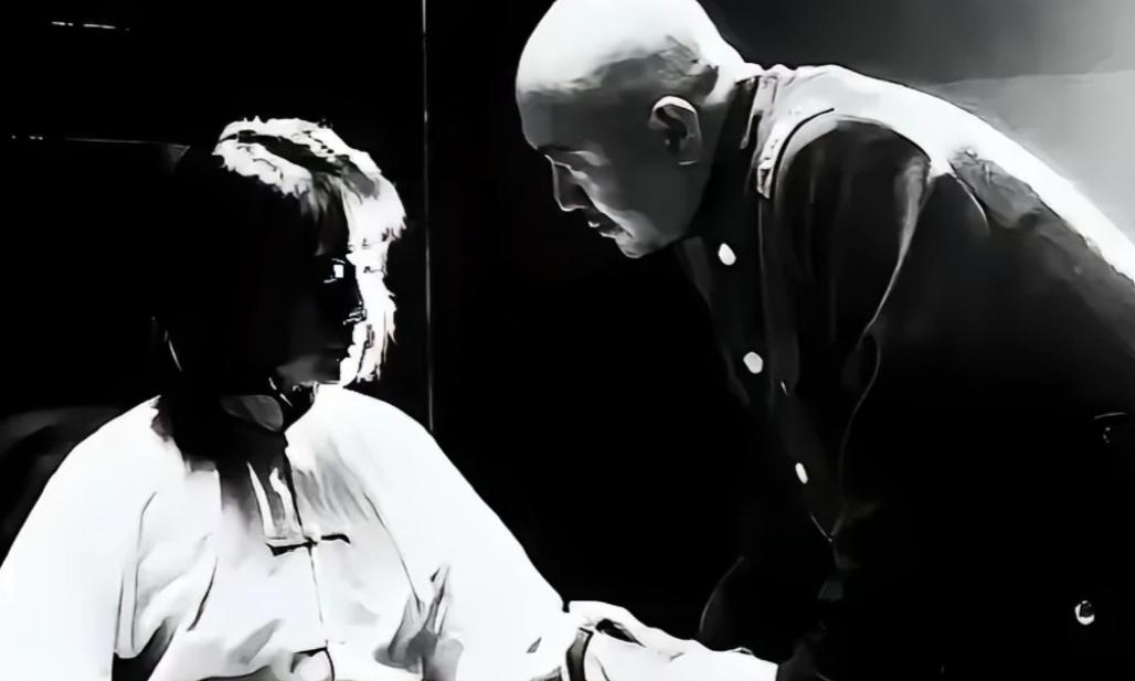 1941年，汉奸头子周世奎半夜审讯女地下党，当他掀开对方头发时，却瞬间面如死灰，